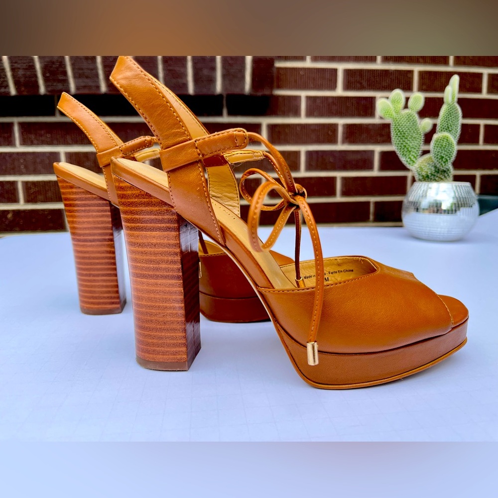 SAKS FIFTH AVENUE Brown Leather heels, size 7 , EUC